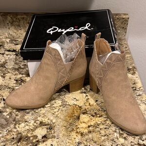 Qupid Women's Beige Ankle Booties